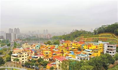  披上彩虹的村子。付师华摄