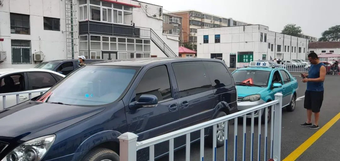 天津市某车检机构院内排队等候的小型汽车。资料照片