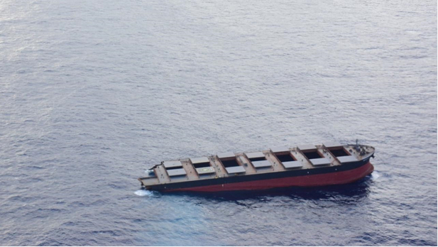 △8月20日毛环境部拍摄的下沉中的“若潮”号前半部分