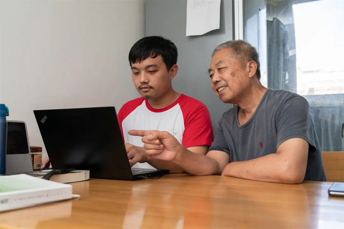 ▲营员吴姜威与家人一起探讨野外虚拟实践平台