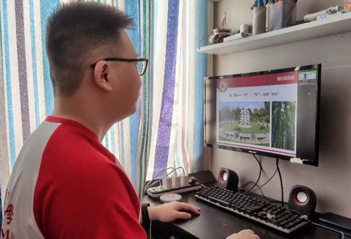 ▲营员林耀彬在香港的家中在线参加华东师大分营开幕式
