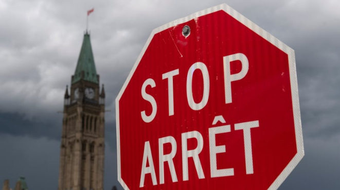 △加拿大广播公司8月18日对特鲁多中止议会的报道中采用的照片（路牌上英文和法文是“停”）