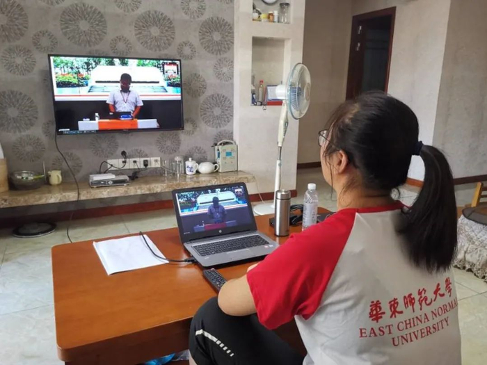 ▲营员刘力菲在重庆的家中在线参加华东师大分营开幕式