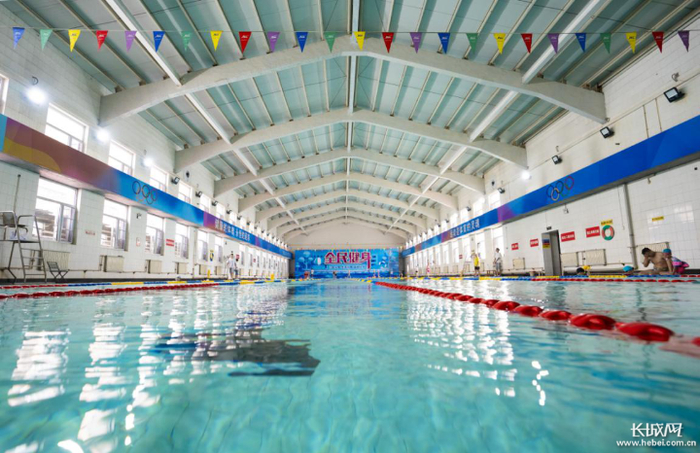 游泳馆一楼水深1.6-1.9米，清澈见底。长城网记者 许付磊 摄