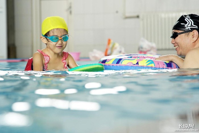 小朋友在浅水区尽情玩耍。长城网记者 许付磊 摄