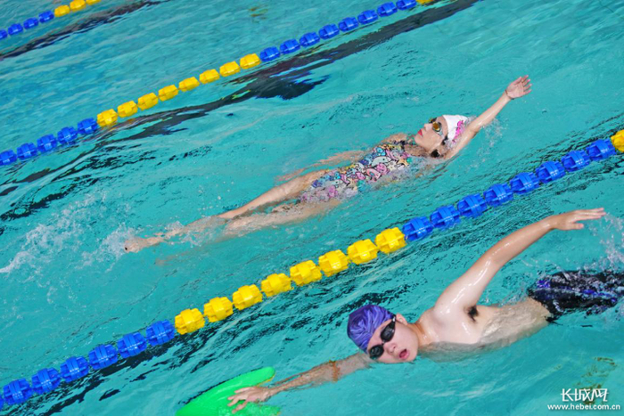 河北体育馆游泳馆高标准的硬件设施吸引许多中小学生暑假期间来到这里强身健体，清凉度夏。长城网记者 许付磊 摄