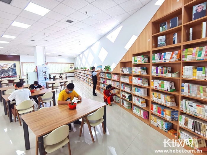 在饶阳县图书馆内，读者们正在津津有味地阅读书籍。长城网记者 张梅胜 摄