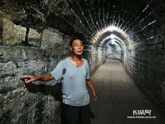 苑喜生介绍西达兵工厂。长城网记者 许艳艳 摄