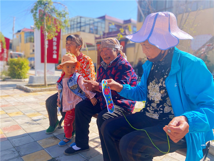 妇女们在村广场上聊天