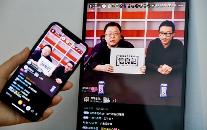  4月1日，罗永浩（左）正式在抖音开始直播带货。图/IC