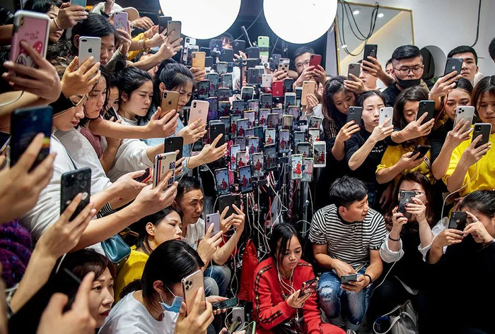  2019年12月29日，广东广州市，网红主播卡卡的直播现场吸引人们围观。图/人民视觉