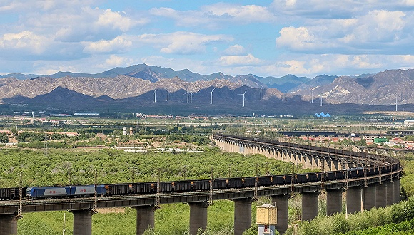 大秦铁路 图片来源：视觉中国