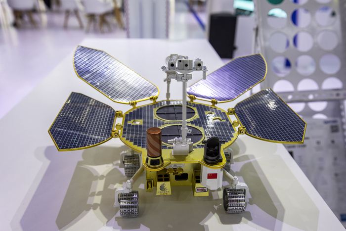 天问一号上搭载的太阳能电池面板 | 视觉中国