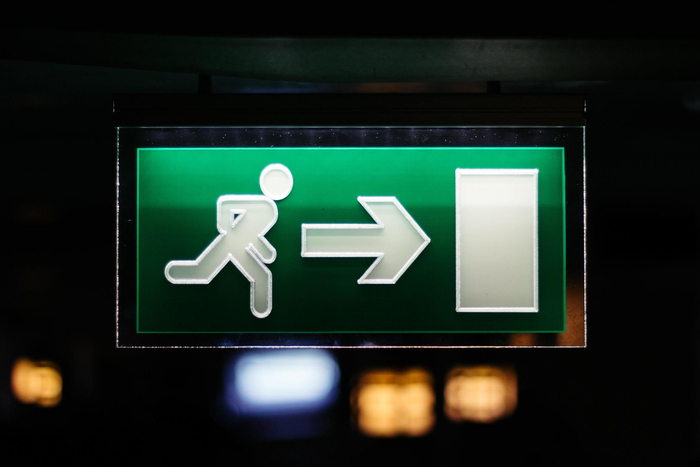 常见的安全出口指示牌，里面就由氚气来维持发光 | Unspalsh