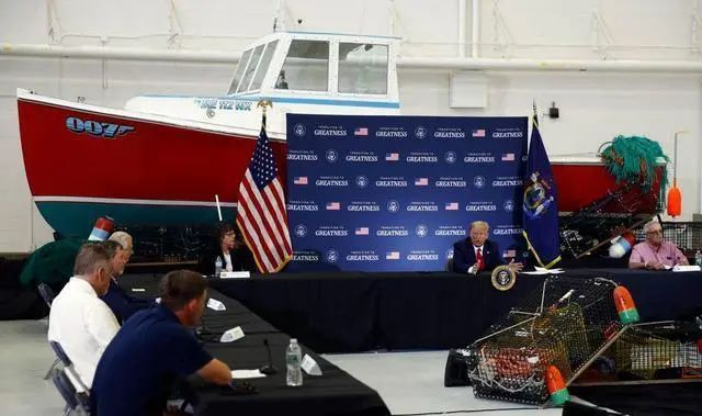 ↑图为特朗普在缅因州出席一个商业捕渔会议。图片来自网络