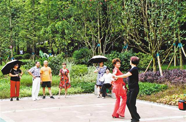 市民在重庆缙云山练习舞蹈（七月二十五日摄）。新华社记者 王全超 摄