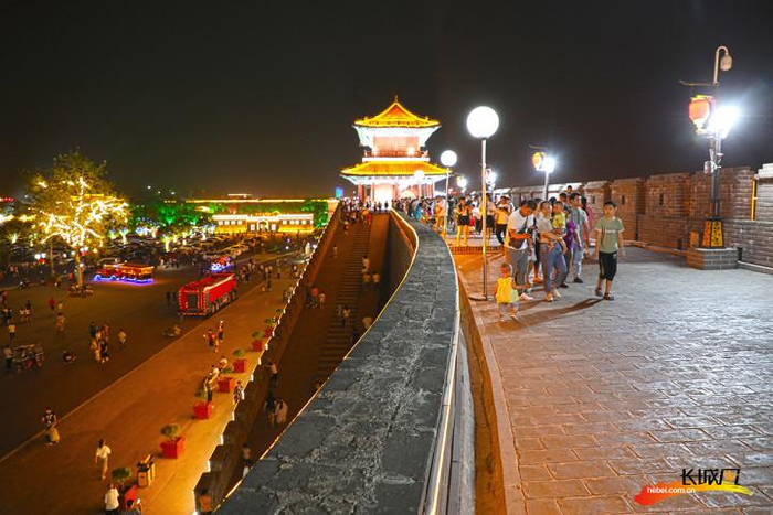 河北正定古城南城门在霓虹灯的映衬下魅力尽显，人们踏着夜色欣赏古城风貌。