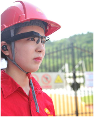 图为西南油气田员工利用AR眼镜进行准确的出入站管理