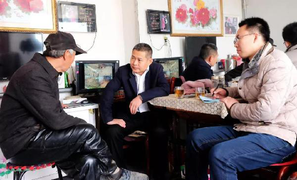 林西县纪委监委由常委带队在全县所有行政村，针对“微腐败”走村入户进行明查暗访（郑雪峰拍摄）