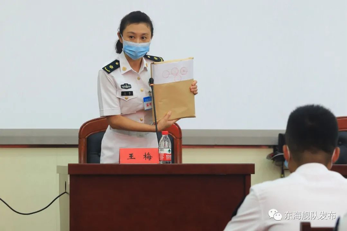 ▲考务人员解答疑惑