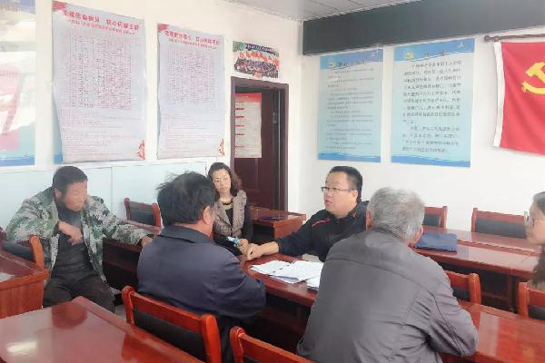 喀喇沁旗王爷府镇纪委向村“两委”班子、村民代表、党员代表、信访人进行反馈（穆林玉拍摄）