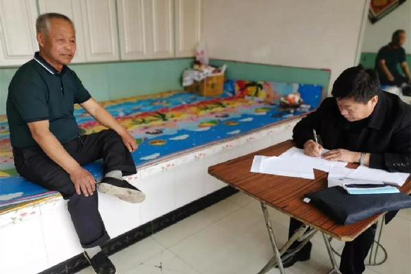 宁城县纪委监委在“微腐败”大清扫行动中，实施“末端工作法”，把了解情况、解决问题落实到基层“末端”，认真听取举报人的反映，当面反馈办理结果。（宋静霞拍摄）