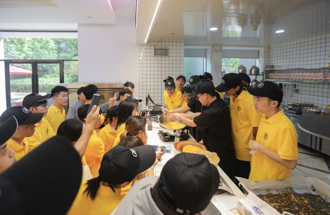 浙江金之秘南洋大师傅培训学员制作蛋糕过程