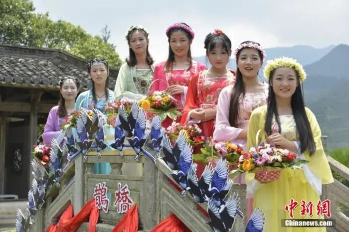 资料图：中国传统七夕节临近之际，江西省婺源篁岭以“乞巧”为主题，回归传统节庆本意举办“鹊桥相会”、“牛郎溪边会织女”等活动迎接七夕。王健摄