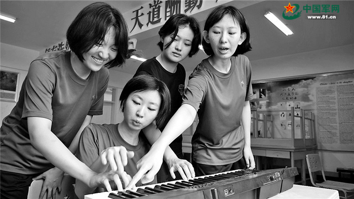 同学教段诗婕弹电子琴。