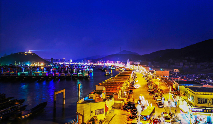 图为舟山沈家门渔港夜排档。张海霞 摄