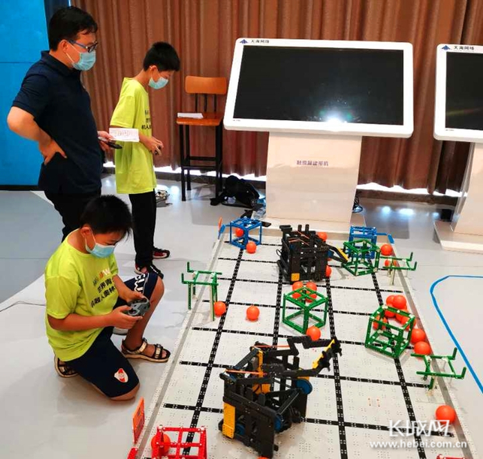 青少年机器人项目挑战赛现场。