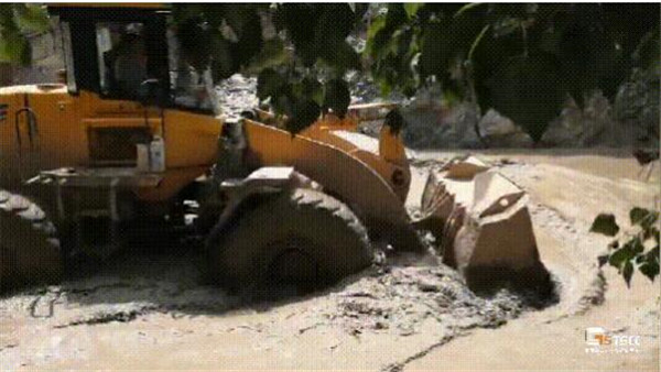 ▲两台装载机相对推挤的方式排水