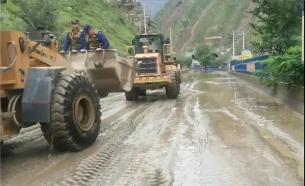 ▲运送去文县舍书抢险救援的消防官兵