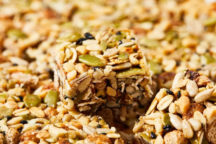 ▲ 沾满葵花籽的果仁酥。摄影/张意Seven。