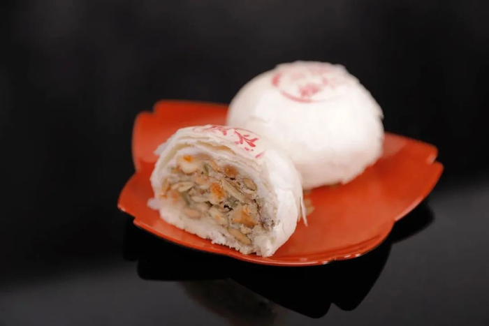 ▲ 老字号富华斋复刻的“内造瓜仁油松瓤月饼”。摄影/陶子