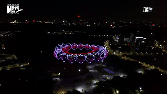 ▲ “奋进40载”大型无人机灯光表演现场。图片来源：新华网 