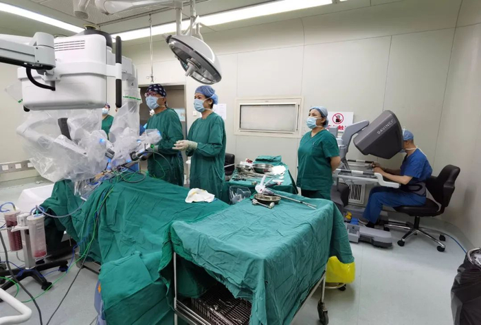 和手术机器人联手做手术。图片由省肿瘤医院提供