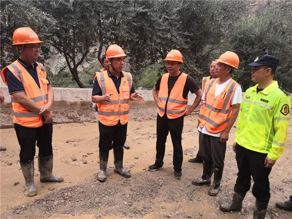 ▲与文县公路段应急抢险队胜利“会师”