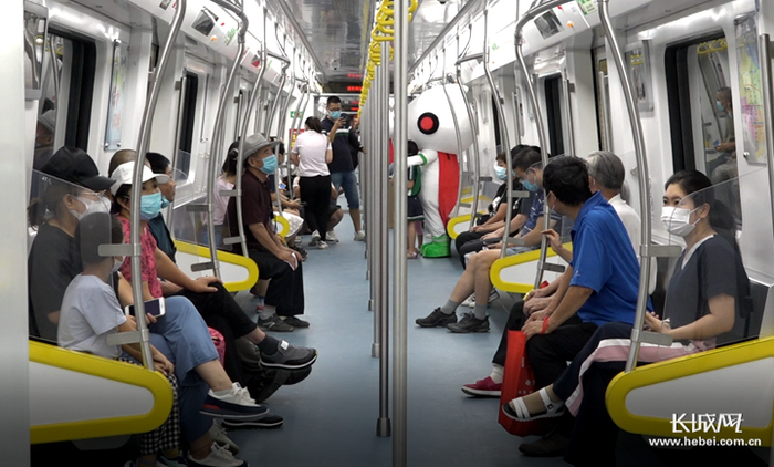 石家庄地铁2号线一期工程开通首日，沿线市民进行体验。长城网记者 郑皓天 摄