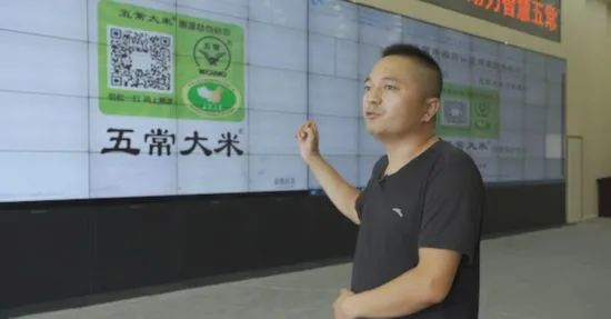 五常市农业物联网服务中心杨少鹏介绍情况（唐宋 摄）