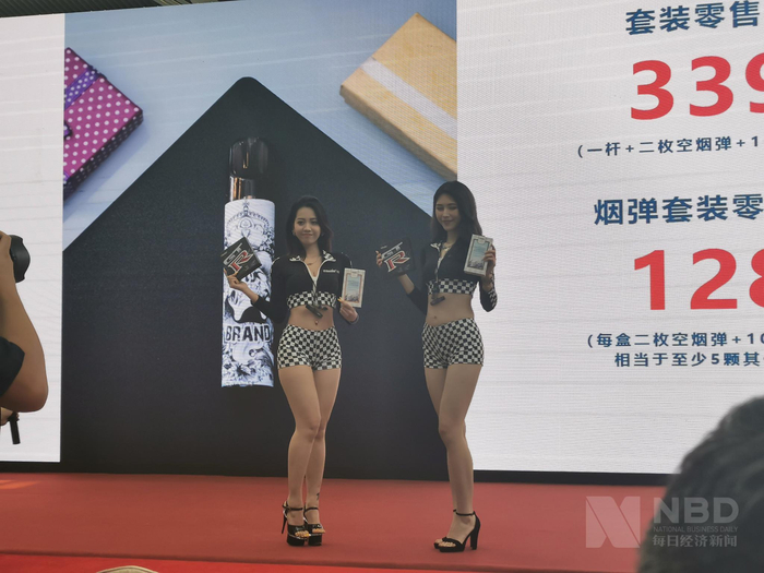 铂德新品发布，请来女模特助阵 每经记者 欧阳凯 摄