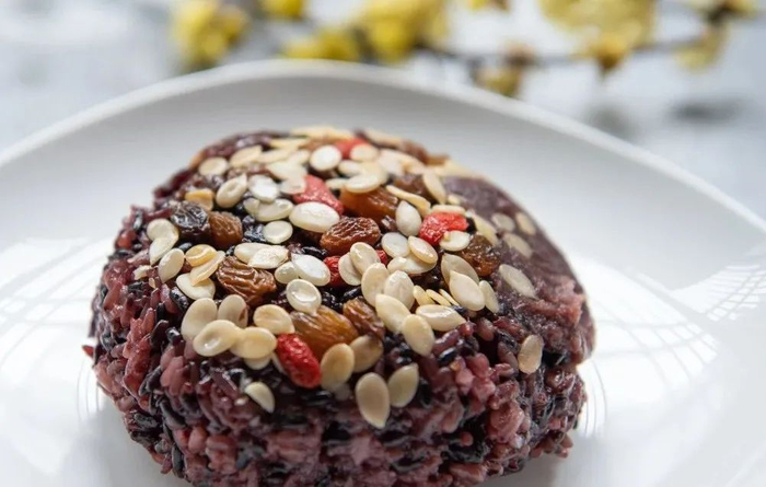 ▲ 正宗八宝饭，认准西瓜籽仁。摄影/顾敏。