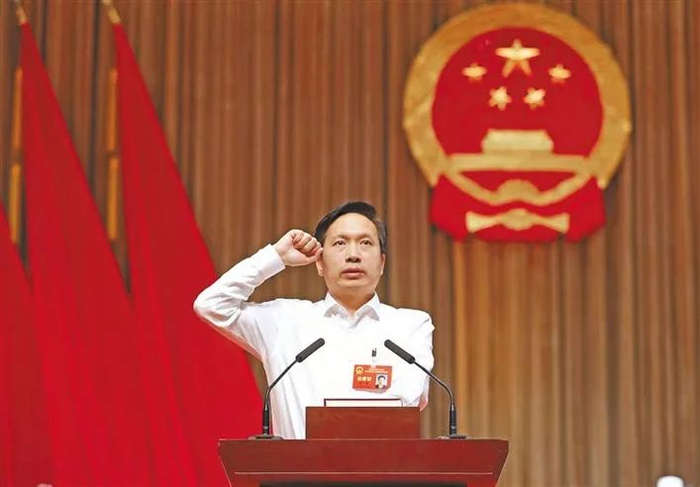  新当选的陕西省人民政府省长赵一德向宪法宣誓