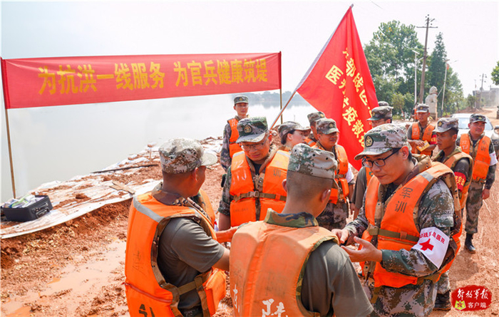 医疗防疫救援队为一线官兵巡诊。王彦摄