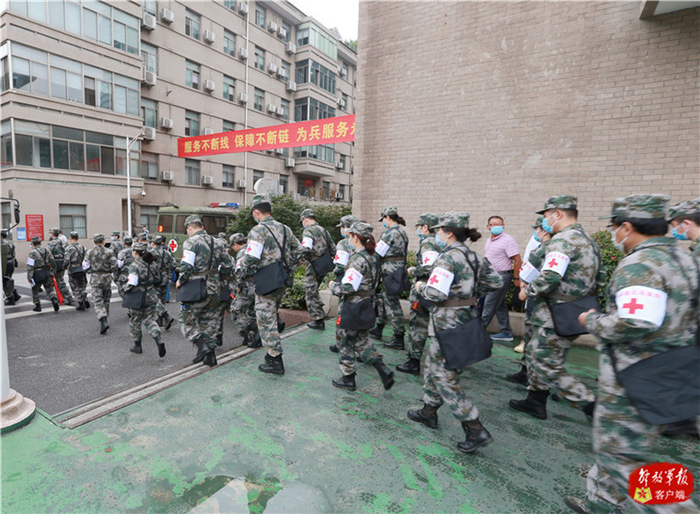 东部战区总医院医疗防疫救援队闻令而动，奔赴抗洪一线