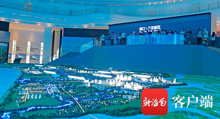 记者在江东用手机、相机、记录江东发展。记者 汪承贤 摄