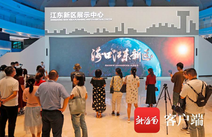 记者在江东用手机、相机、记录江东发展。记者 汪承贤 摄