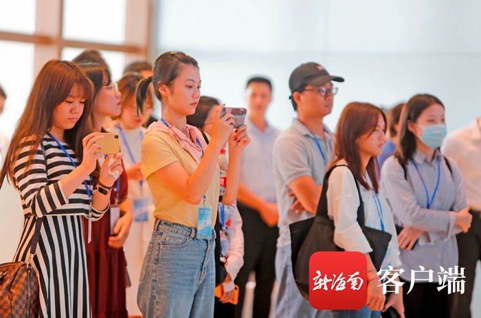 记者在江东用手机、相机、记录江东发展。记者 汪承贤 摄