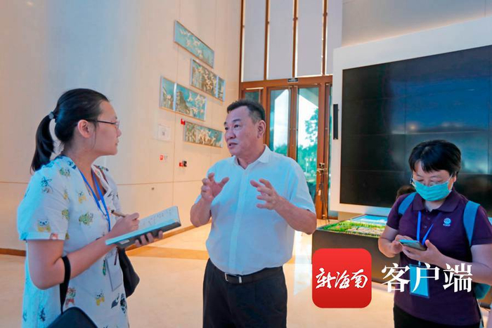 海口市市委常委、副市长鞠磊向记者介绍江东发展情况。记者 汪承贤 摄