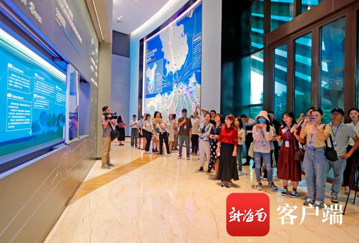 记者在江东用手机、相机、记录江东发展。记者 汪承贤 摄